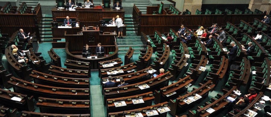 "Dopóki nie ma 15 podpisów, to nie jest wyrok Trybunału Konstytucyjnego", "przekraczacie Rubikon, cofacie nas do 1989 roku" - ostre starcie w Sejmie szefowej Kancelarii Premiera Beaty Kempy i Kamili Gasiuk-Pihowicz z Nowoczesnej w sprawie publikacji wczorajszego werdyktu Trybunału Konstytucyjnego - TK uznał ustawę PiS o nim samym za niekonstytucyjną.