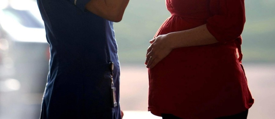 W Hiszpanii kobieta, u której wykryto wirusa Zika, urodziła zdrowe dziecko. Stan zdrowia niemowlęcia nie wskazuje na to, by było narażone na zakażenie niebezpiecznym wirusem - informuje dziennik "El Pais". Według nieoficjalnych danych, wirusa Zika zdiagnozowano u 38 pacjentów w Hiszpanii, w tym u 4 kobiet w ciąży.