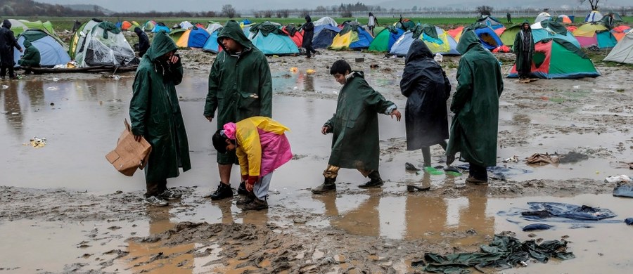 Państwa UE powinny przyśpieszyć przejmowanie i rozmieszczenie uchodźców z Grecji i Włoch - zaapelował komisarz UE ds. migracji Dimitris Awramopulos. Jego zdaniem miesięcznie należy relokować co najmniej 6000 osób.