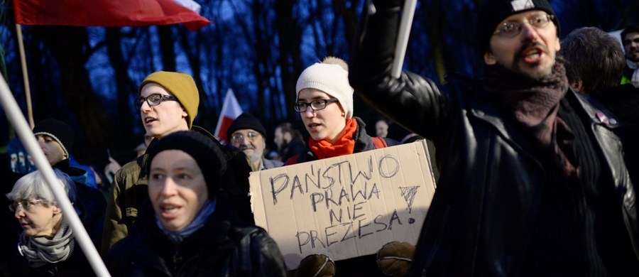 W czwartek wieczorem przed kancelarią premiera odbyła się demonstracja KOD z udziałem polityków m.in. PO, Nowoczesnej i Zielonych; w tym samym czasie i miejscu demonstrowali zwolennicy Partii Razem, którzy rozpoczęli swoją pikietę dzień wcześniej. Uczestnicy obu zgromadzeń domagali się opublikowania środowego wyroku Trybunału Konstytucyjnego.