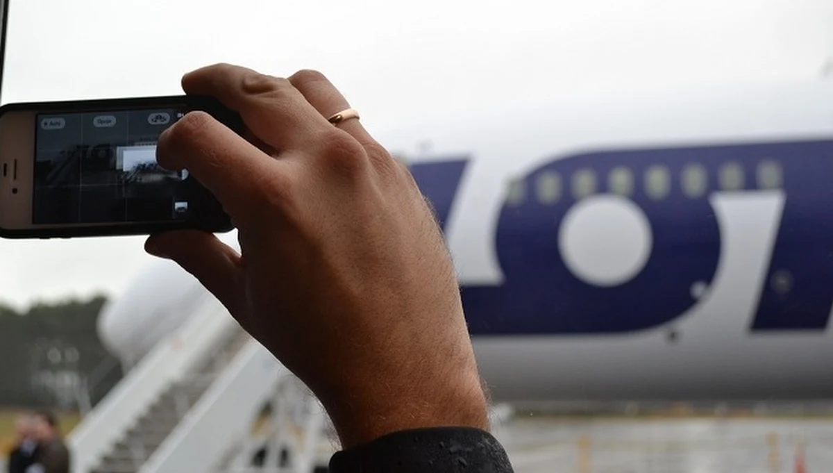 O poranku port lotniczy we Wrocławiu pracuje normalnie. W czwartek pas startowy na kilka godzin zablokowała uszkodzona maszyna. W samolocie z Warszawy w czasie lądowania pękły opony. 