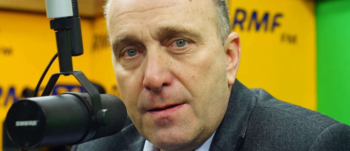 „Jeżeli nie znajdziemy rozwiązania tego konfliktu, to wszystko będzie nas prowadzić na ulice. A jeśli przeniesiemy wszystkie aktywności na ulicę, to będziemy mogli powiedzieć o Majdanie w Warszawie, ale to ostatni etap. Może to prowadzić do tego, czego jeszcze w Polsce nie widzieliśmy” – mówi, o sporze wokół TK, szef PO, Grzegorz Schetyna. Jego zdaniem szanse na kompromis dawałaby „inicjatywa prezydenta, która byłaby ponad jego środowisko partyjne”. „Ale inicjatywy na razie nie widzę” – dodaje. Polityk uważa, że „PiS sam się spętał”. „Na własne życzenie postawili się w kącie i zwrócili na siebie światła całej Europy” – mówi gość RMF FM. „Prawo i Sprawiedliwość musi się potrafić zatrzymać. Musi mieć własną trzeźwą ocenę sytuacji i konsekwencji, do których ich polityka doprowadzi. To jest stawianie się na marginesie Europy” – ocenia lider PO. Dodaje, że Polska jest dziś problemem dla Europy, a Europa tego nie rozumie. „Polska jest ważnym miejscem, ale my też musimy mieć własny pomysł na wyjście z tego konfliktu. To nie jest tak, że ciągle musimy go intensyfikować. Jestem zwolennikiem tego, żeby Szydło, Kaczyński, Duda mieli możliwość zaproponować rozwiązanie konfliktu. Ciągle chcę wierzyć, że będzie pomysł i on musi się pojawić od tych, którzy narobili całego bałaganu” – uważa Schetyna. Pytany o to, czy na pierwszym posiedzeniu Rady Bezpieczeństwa Narodowego był poruszany temat Trybunału Konstytucyjnego, odpowiada: „Jeżeli przechodzi się przez agendę wspólnych kłopotów, to pojawia się i ta kwestia”.
