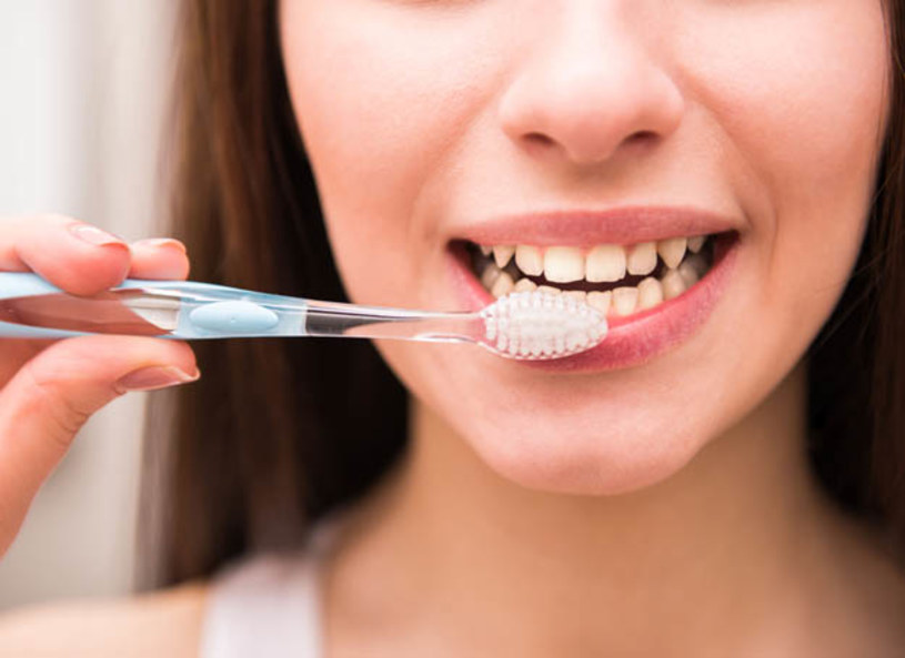 Z badania opublikowanego w czasopiśmie JAMA Internal Medicine wynika, że istnieje bardzo prosty sposób na uniknięcie zachorowania na zapalenie płuc. To... mycie zębów dwa razy dziennie!