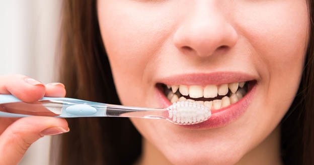 Z badania opublikowanego w czasopiśmie JAMA Internal Medicine wynika, że istnieje bardzo prosty sposób na uniknięcie zachorowania na zapalenie płuc. To... mycie zębów dwa razy dziennie!