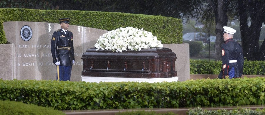 Nancy Reagan, żona byłego prezydenta USA Ronalda Reagana, zmarłego w 2004 roku, została pochowana obok swego męża w Simi Valley w Kalifornii. W ceremonii pogrzebowej wzięło udział ponad tysiąc osób.
