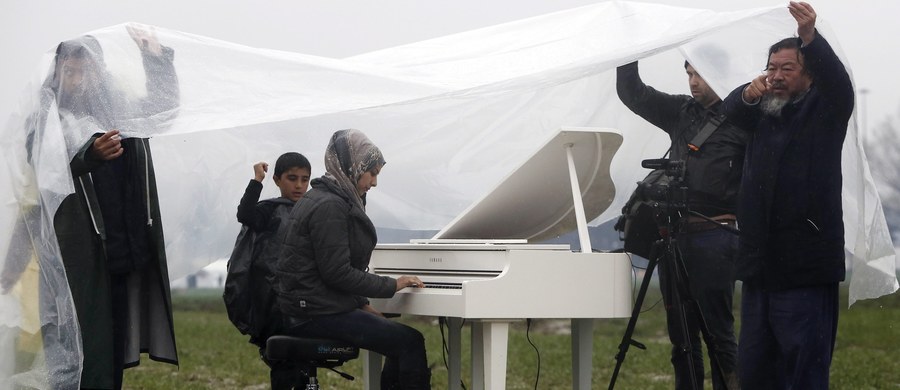 Około 200 migrantów wzięło udział w sobotnim proteście w pobliżu granicy grecko-macedońskiej, gdzie utknęło ponad 14 tysięcy ludzi. Uchodźcy domagali się otwarcia przejścia granicznego. W okolicach Idomeni zorganizowano koncert, a jeden z Syryjczyków rozpoczął strajk głodowy. 