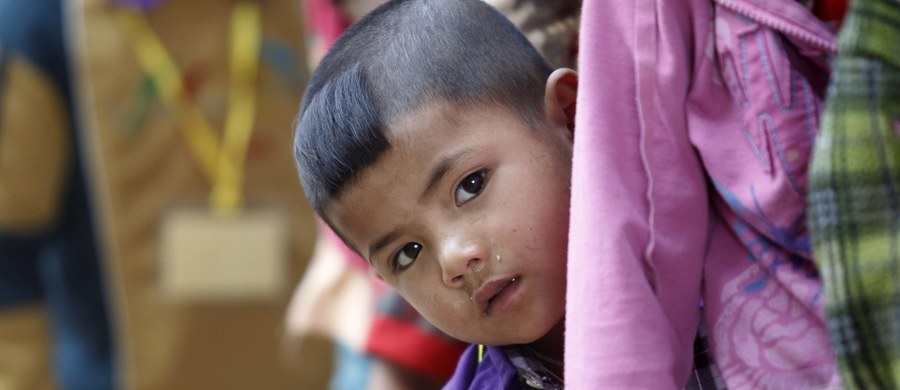 Birmańska armia zwolniła ze służby wojskowej 46 dzieci. Jak podały media, dzieci przekazano rodzinom podczas sobotniej uroczystości w Rangunie. Birmańskie wojsko, które od 2012 roku zwolniło już 744 młodocianych żołnierzy, było wielokrotnie potępiane na arenie międzynarodowej za naruszenia praw człowieka, w tym właśnie za wykorzystywanie dzieci-żołnierzy.