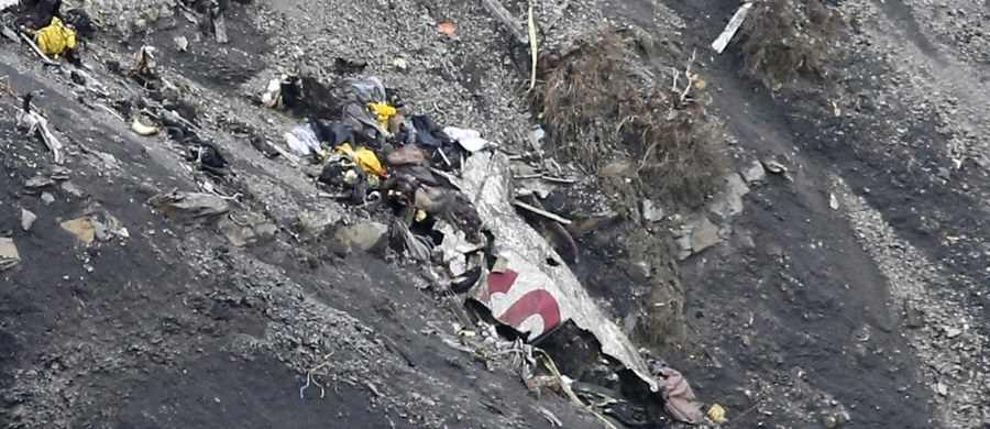 Francuscy śledczy zaprezentowali końcowy raport w sprawie katastrofy samolotu Germanwings we francuskich Alpach. Potwierdzili, że wypadek celowo spowodował drugi pilot Andreas Lubitz. "Dwa tygodnie przed katastrofą lekarz zalecił pilotowi pobyt w szpitalu psychiatrycznym" - oświadczyli członkowie BEA, francuskiej komisji ds. katastrof lotniczych. Dodali, że 27-latek konsultował się w sprawie swojego stanu zdrowia z wieloma specjalistami, żaden z nich nie zawiadomił jednak władz lotniczych. 