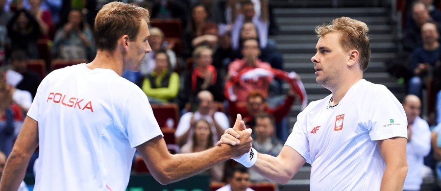 Łukasz Kubot i Marcin Matkowski pokonali najwyżej rozstawionych Holendra Jeana-Juliena Rojera i Rumuna Horię Tecau 7:6 (8-6), 3:6, 10-6 i awansowali do drugiej rundy debla w tenisowym turnieju ATP Tour rangi Masters 1000 na twardych kortach w Indian Wells.