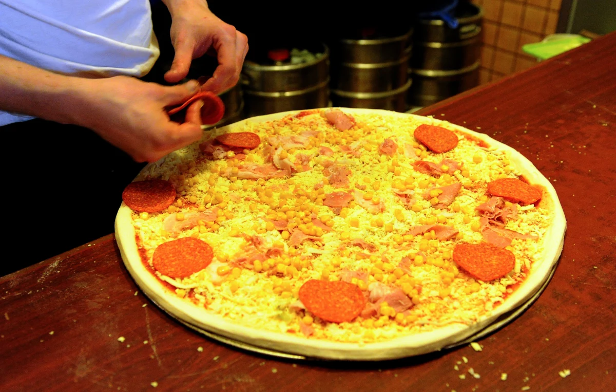 Ponad milion osób poparło petycję o wpisanie sztuki wypieku pizzy przez neapolitańskich piekarzy na listę Światowego Dziedzictwa UNESCO. Podpisy poparcia dla mistrzów z południa Włoch zbierane są w wielu krajach: 150 tysięcy z nich napłynęło z Japonii.