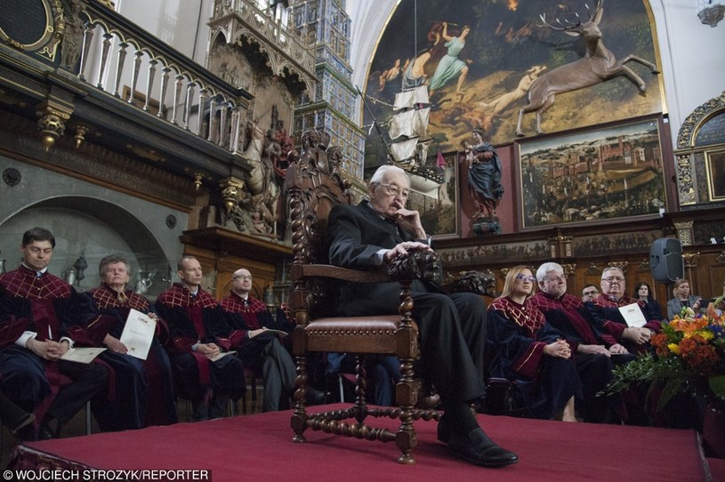 Gdańsk zyskuje dziś w panu prawdziwy autorytet, orędownika prawdy i wolności - napisali radni Gdańska w laudacji na cześć Andrzeja Wajdy, który odebrał tytuł honorowego obywatela miasta. "Andrzej Wajda - człowiek z Gdańska" - podkreślili radni.