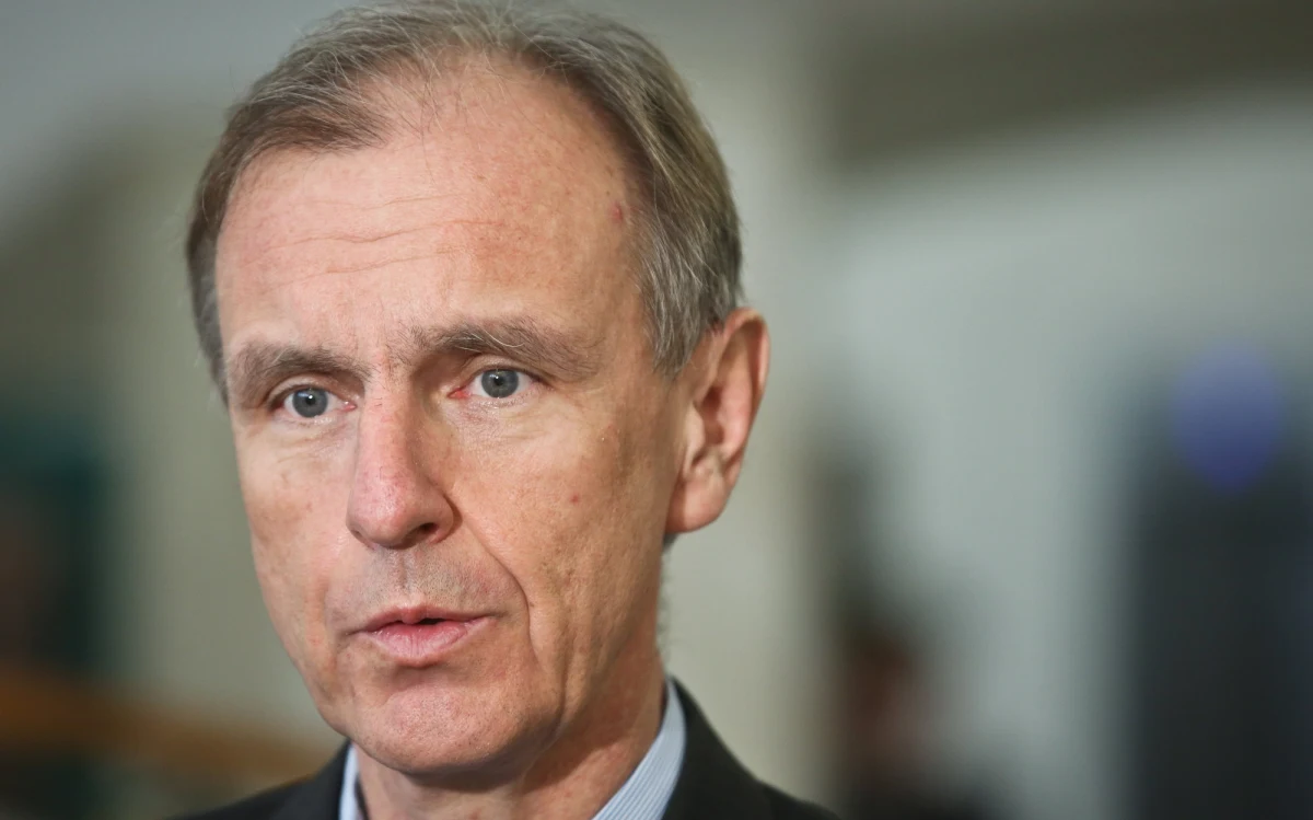 "NATO jest poważną instytucją i nie rzuca słów na wiatr. Szczyt w Warszawie się odbędzie" - mówi w rozmowie z RMF FM były szef MON, senator Bogdan Klich. "Jeżeli Polskę będzie otaczał zły klimat, klimat kraju, w którym władze łamią Konstytucję, nie stosują się do zasad państwa prawnego to możemy uzyskać znacznie mniej, aniżeli byśmy tego chcieli" - ostrzega. 