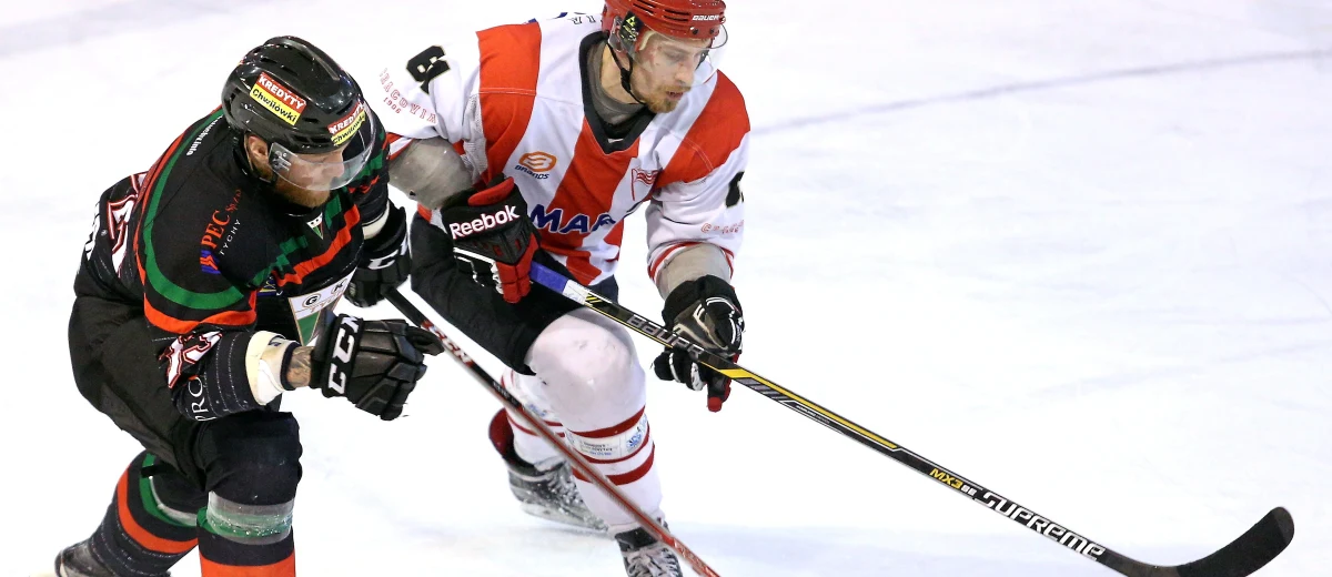 Skąd taka przemiana w drugiej tercji? Robimy swoje. Każdy krążek, każda zmiana, każda minuta, my gryziemy lód i to jest najważniejsze - skomentował Filip Drzewiecki, napastnik Comarch/Cracovii po zwycięstwie z GKS-em Tychy 3-1 w pierwszym meczu finałowym Polskiej Hokej Ligi. Broniący tytułu tyszanie stracili Łukasza Sokoła, któremu odnowiła się kontuzja.