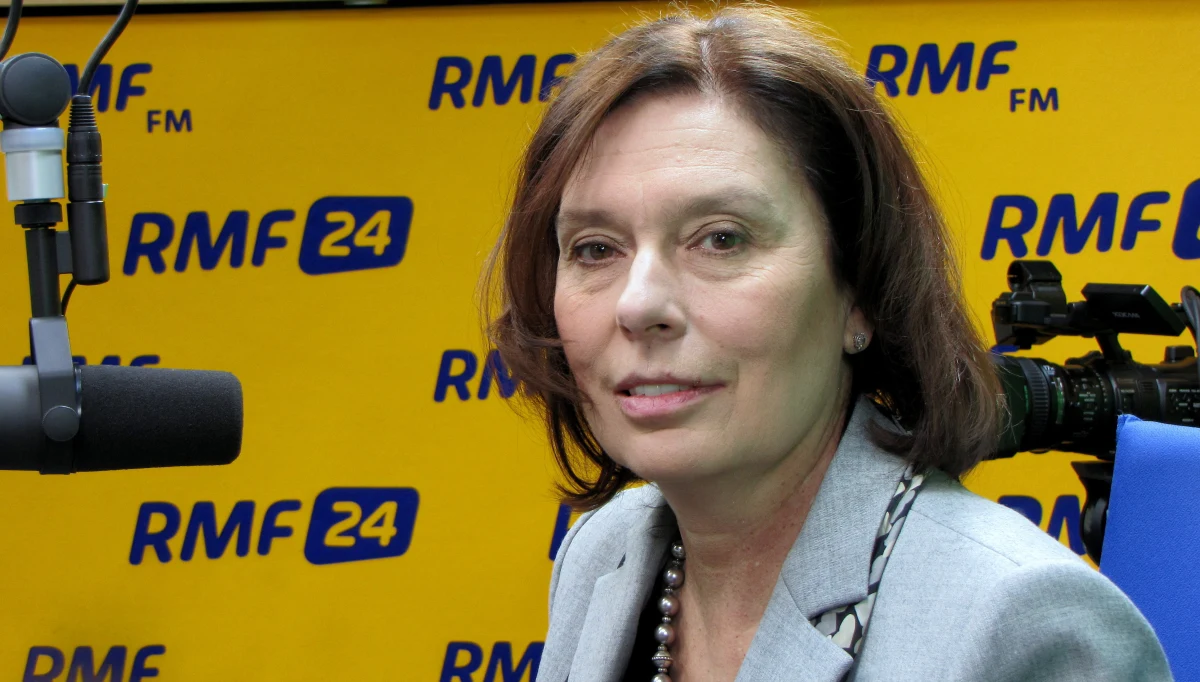 „Mam nadzieję, że to, że ludzie wychodzą na ulicę, jest dla Kaczyńskiego sygnałem: opamiętaj się człowieku. Nie można dalej brnąć w to, że każda instytucja, która nie jest całkowicie tobie podporządkowana, nie powinna funkcjonować” – mówi gość Kontrwywiadu RMF FM, wicemarszałek Sejmu Małgorzata Kidawa-Błońska z PO. „Szkoda, że inspirator nie będzie za nic ponosił odpowiedzialności” – dodaje. Pytana o manifestacje, odpowiada, że chodziła na wszystkie i dalej będzie chodziła. Gość RMF FM uważa, że „jeśli ktoś złamał prawo, to nie ma z nim mowy o kompromisie, tylko to prawo trzeba naprawić”. Trybunał Stanu dla rządzących? „Jeżeli premier się nie wycofa, to kiedyś tak. Prezydent łamie konstytucję i brnie w to dalej. W przyszłości musi za to odpowiedzieć” – mówi Kidawa-Błońska. Jej zdaniem prezydent i premier łamią prawo. „Można porozumieć się z kimś, kto tego chce, ale od pierwszych dni objęcia władzy przez PiS takiej chęci nie ma. Premier Szydło chce przekazać do Sejmu dokumentu Komisji Weneckiej po to, żeby to zablokować. W komisji jest większość i ustalą to, co będą chcieli” – mówi, o kompromisie ws. TK, gość Kontrwywiadu RMF FM. Pytana o zmianę konstytucji, odpowiada: „To najgłupsza rzecz, jaką można zrobić, bo nie zmienia się konstytucji w momencie, kiedy w kraju jest bałagan”.