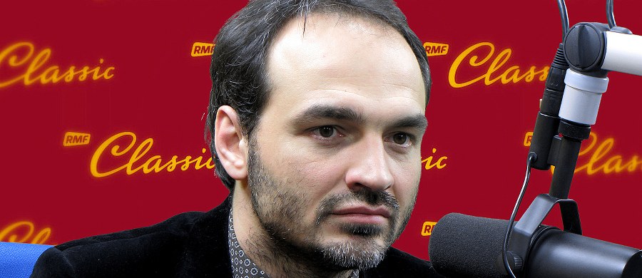 Dlaczego ludzie powszechnie się obdarowują i wyróżniają? „Bo chcą. Mają określone potrzeby. Z kolei organizacje dają nagrody, bo chcą pokazać, że w tłumie rozmaitych artystów, wielu osobom należy się wyróżnienie” – mówi, po gali MocArtów RMF Classic, gość „Dania do Myślenia”, psycholog społeczny z Uniwersytetu SWPS Konrad Maj. Dodaje, że pojawia się tu również element zawiści – „ludzie kształtują swoją samoocenę na podstawie tego, jakie inni odnoszą sukcesy”. „Jak ktoś widzi, że nie został nominowany, to musi znaleźć jakieś wytłumaczenie. To przyczynek do tego, żeby się rozwijać, zmieniać coś w swojej działalności” – uważa psycholog. Zdaniem Maja wyróżnieni w konkursach są narażenie na rozmaite ataki ludzi, którzy w ten sposób budują samoocenę. 