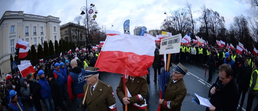 W Polsce trwa ostatnio rywalizacja na liczebność marszów organizowanych przez zwolenników i przeciwników aktualnej władzy.