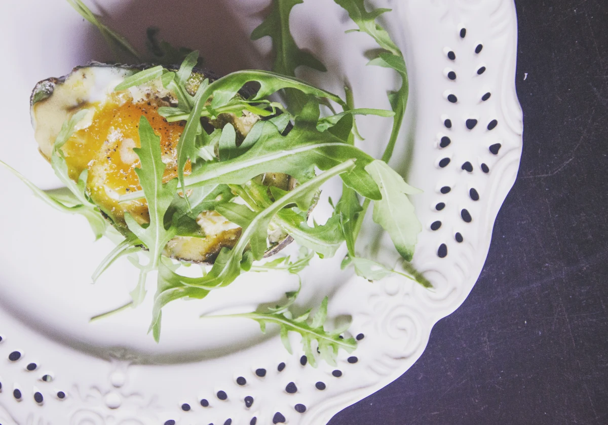 Może i w święta lubimy jeść to, co już znamy, ale kto powiedział, że czasem nie można trochę pokombinować? Jajka zapiekane w awokado, z rukolą i chrzanowym koglem moglem można podać na wielkanocne śniadanie. Będzie pysznie i efektownie, ale nadal dość tradycyjnie. 