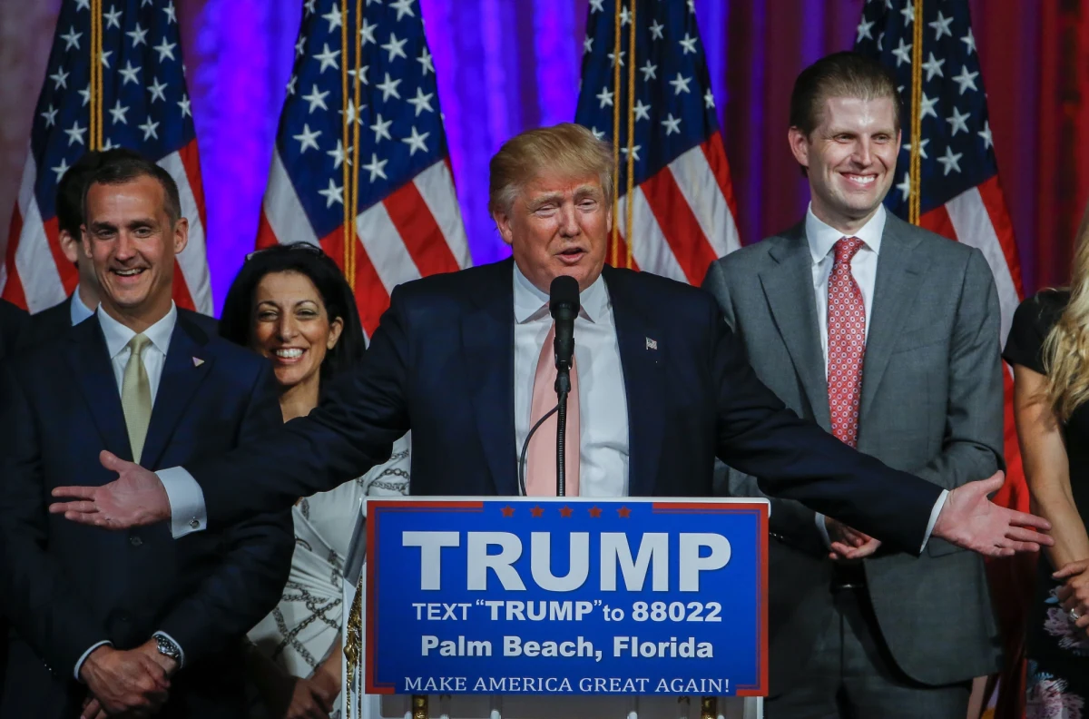 Donald Trump umocnił swą pozycję lidera republikańskiego wyścigu prezydenckiego, wygrywając wtorkowe prawybory w przynajmniej trzech z pięciu głosujących tego dnia stanów: na Florydzie, w Illinois i Karolinie Północnej. Przy okazji, ekscentryczny miliarder zaapelował o jedność partii.
