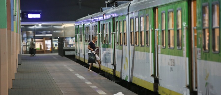 Farsa w kolejowej spółce, która zarządza infrastrukturą. Tydzień po rozstrzygnięciu konkursu ze stanowisk rezygnuje dwójka członków zarządu PKP PLK. Jedną z nich jest osoba, która miała odpowiadać za miliardowe inwestycje. Spółka wciąż szuka prezesa. Trwa już trzeci konkurs, bo dwa poprzednie z niewyjaśnionych przyczyn unieważniono. 