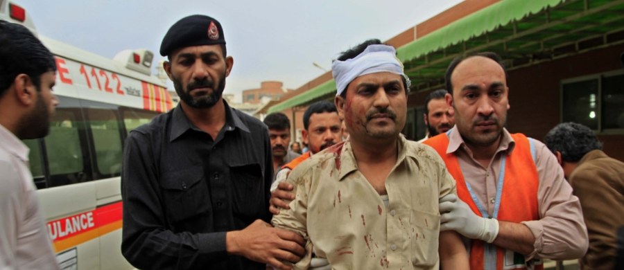 Co najmniej 16 osób zginęło, a 24 zostały ranne w wybuchu bomby w autobusie, do którego doszło dziś rano w Peszawarze, na północnym zachodzie Pakistanu. Stan wielu poszkodowanych jest krytyczny. Autobus dowoził urzędników do pracy. Na razie nikt nie przyznał się do ataku.