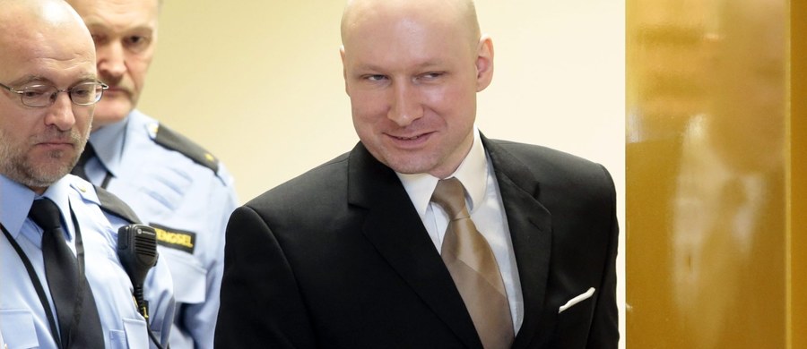 Zdjęcie Andersa Breivika wznoszącego rękę w hitlerowskim pozdrowieniu obiegło cały świat. Dziś w drugim dniu procesu, w którym Breivik pozwał państwo norweskie o nieludzie traktowanie, on sam zabrał głos. "Uważam, że wiele osób nie przetrwałoby tego co ja. Państwo próbuje mnie zamordować" - powiedział człowiek, który zamordował 77 osób. Najmłodsza z jego ofiar miała 14 lat. 