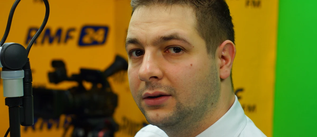 Czy groźba Trybunału Stanu dla premier skłoni rząd do publikacji orzeczenia TK? „Oczywiście, że nie. Nikt nie jest w stanie nas zastraszyć” – mówi gość Kontrwywiadu RMF FM, wiceminister sprawiedliwości Patryk Jaki. Dodaje, że Trybunał Konstytucyjny to „postkomunistyczne kajdany”. „Przyszedłem do polityki po to, by zerwać te postkomunistyczne kajdany z Polski. Aby wreszcie sprawić, żeby Polska mogła normalnie oddychać” – mówi gość Kontrwywiadu. Jego zdaniem to, co się dzieje wokół TK, to „Sowa 2”. „W Sowie jakaś grupa elit dogadywała się w jaki sposób sprawić, żeby PiS nie mógł rządzić” – uważa Jaki. „Tam, gdzie Trybunał miał się zająć sprawami ludzi, to prezes czekał 2 lata. Tam, gdzie chodziło o jego stołek, to orzeczenie zapadło w 2 dni” – mówi polityk. Dodaje, że Platforma i prezes Trybunału stworzyli ustawę na wszelki wypadek, żeby stworzyć 3 izbę parlamentu – TK. „Żeby układy nie pozwoliły nam dojść do władzy” – komentuje wiceminister. Jego zdaniem „z punktu widzenia PR-owskiego dla PiS byłoby lepiej, żeby zakończyć spór o TK, ale z punktu widzenia interesu Polski nie”. 