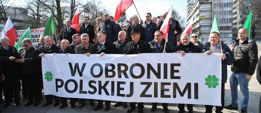 "W obronie polskiej ziemi" protestowało w Warszawie przed pomnikiem Wincentego Witosa kilkuset rolników z całej Polski. Zarzucali PiS, że w procedowanym w Sejmie projekcie ustawy dokonuje zamachu na prywatną własność ziemi. Organizatorem protestu było PSL.