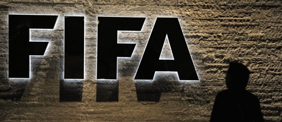 Międzynarodowa Federacja Piłki Nożnej przyznała, że niektórzy jej członkowie przyjęli 10 milionów dolarów łapówek w zamian za głosowanie na RPA przy wyborze gospodarza mundialu w 2010 roku. Do kupowania głosów miało dochodzić również przy okazji wyboru gospodarza MŚ w 1998 roku - ten mundial zorganizowała Francja. FIFA będzie domagać się odszkodowania od osób oficjalnie oskarżonych o korupcję.