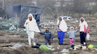 Koniec likwidacji części "dżungli" pod Calais. Tysiące migrantów przeniosły się na północ