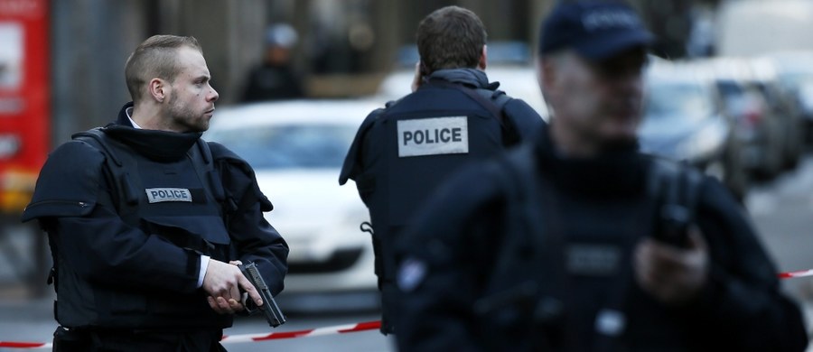 Francuskie służby specjalne przesłuchują czworo islamskich ekstremistów, którzy planowali dokonanie zamachu terrorystycznego w centrum Paryża. Trzej mężczyźni i kobieta zostali aresztowani na północy Paryża i w podparyskim imigranckim getcie w Saint-Denis.