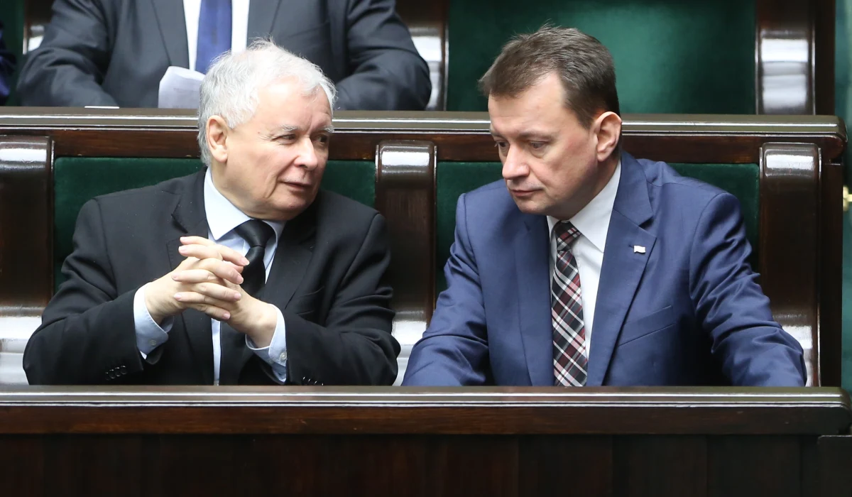 "Mamy do czynienia z chaotyczną rewolucją. Nie ma koordynacji. Długo to potrwa, bo prezes Kaczyński ma taki paradygmat: robimy zmiany, a działanie marketingowe mają znaczenie głównie przed wyborami" - mówi gość "Dania do Myślenia" w RMF Classic specjalista ds. marketingu politycznego i psycholog społeczny z UW, dr Norbert Maliszewski. Jego zdaniem władza jest w ręku prezesa PiS, a pozostałe ośrodki nie koordynują komunikacji. "Pozycja premier jest osłabiona i trudno jest jej kontrolować przekaz" - uważa Maliszewski. "Jak się patrzy na badania społeczne, to osób, które są negatywnie nastawione do działań rządu jest około 50 proc."- mówi ekspert. Dodaje, że powinniśmy się przyzwyczaić do 35 proc. poparcia dla Prawa i Sprawiedliwości, bo "to, co robi prezes jest w dużej mierze zgodne z tym, co chciał twardy elektorat". Gość RMF Classic uważa, że zmęczenie konfliktem PO-PiS jest w Polsce bardzo duże.