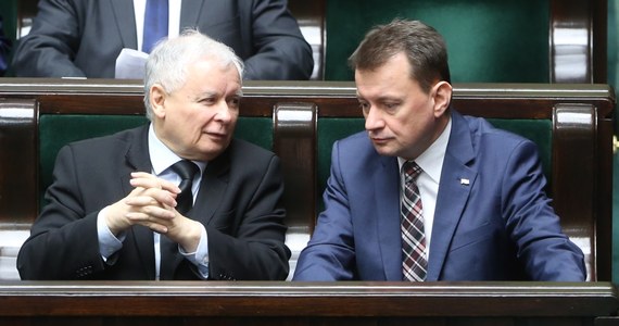 "Mamy do czynienia z chaotyczną rewolucją. Nie ma koordynacji. Długo to potrwa, bo prezes Kaczyński ma taki paradygmat: robimy zmiany, a działanie marketingowe mają znaczenie głównie przed wyborami" - mówi gość "Dania do Myślenia" w RMF Classic specjalista ds. marketingu politycznego i psycholog społeczny z UW, dr Norbert Maliszewski. Jego zdaniem władza jest w ręku prezesa PiS, a pozostałe ośrodki nie koordynują komunikacji. "Pozycja premier jest osłabiona i trudno jest jej kontrolować przekaz" - uważa Maliszewski. "Jak się patrzy na badania społeczne, to osób, które są negatywnie nastawione do działań rządu jest około 50 proc."- mówi ekspert. Dodaje, że powinniśmy się przyzwyczaić do 35 proc. poparcia dla Prawa i Sprawiedliwości, bo "to, co robi prezes jest w dużej mierze zgodne z tym, co chciał twardy elektorat". Gość RMF Classic uważa, że zmęczenie konfliktem PO-PiS jest w Polsce bardzo duże.