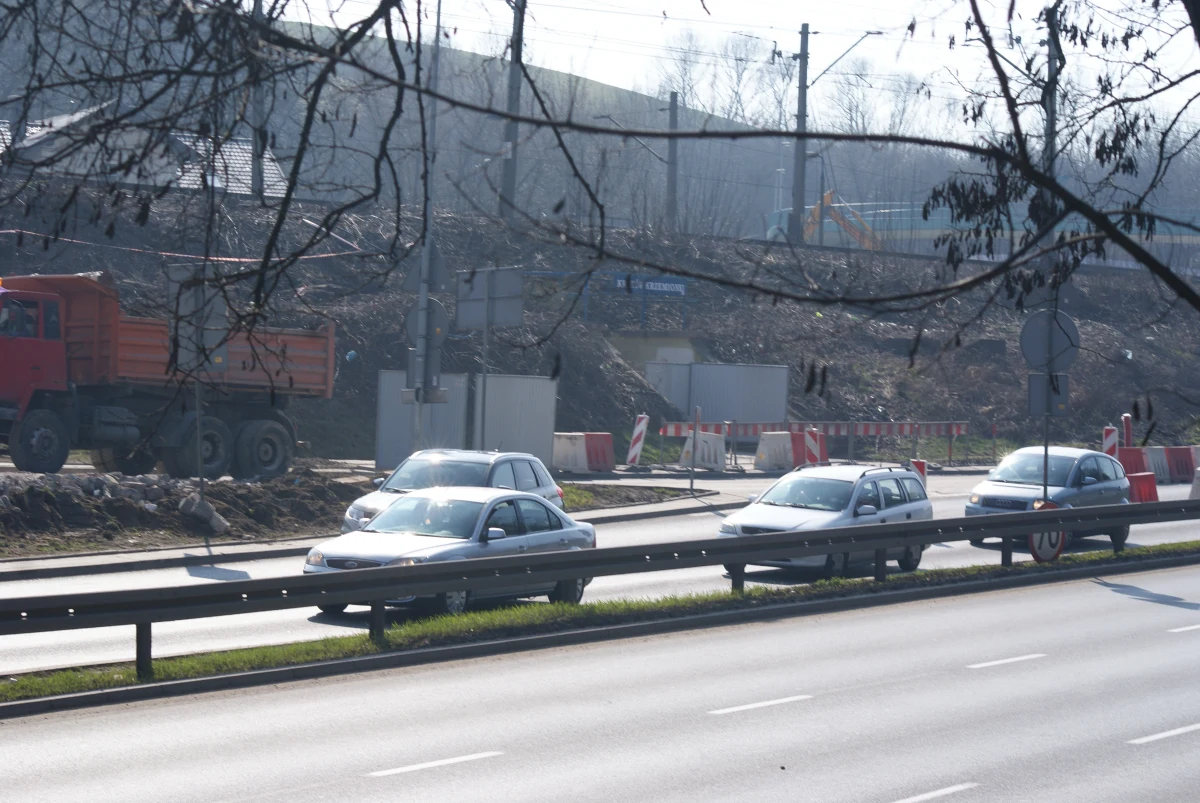 W przyszłym tygodniu krakowscy drogowcy zmienią organizację ruchu na ulicach prowadzących do feralnego skrzyżowania ulic Wielickiej i Powstańców Śląskich. Od początku tego tygodnia trwa tam remont, który powoduje w Krakowie  gigantyczne korki. 