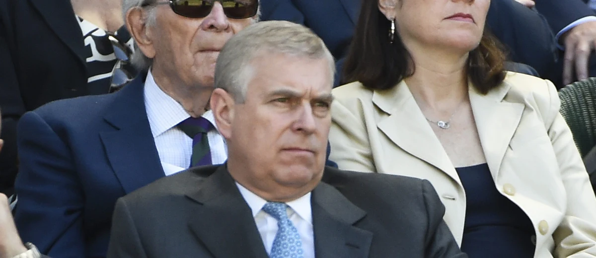 Po co nadrabiać drogi, jeśli można staranować bramę?! Tak właśnie skrócił sobie powrót do domu syn brytyjskiej królowej, książę Andrzej. Brytyjskie media nie mogą mu tego podarować. Książę mieszka na teranie parku w Windsorze. Okazałą rezydencje dostał kilkanaście lat temu od królowej Elżbiety II. 