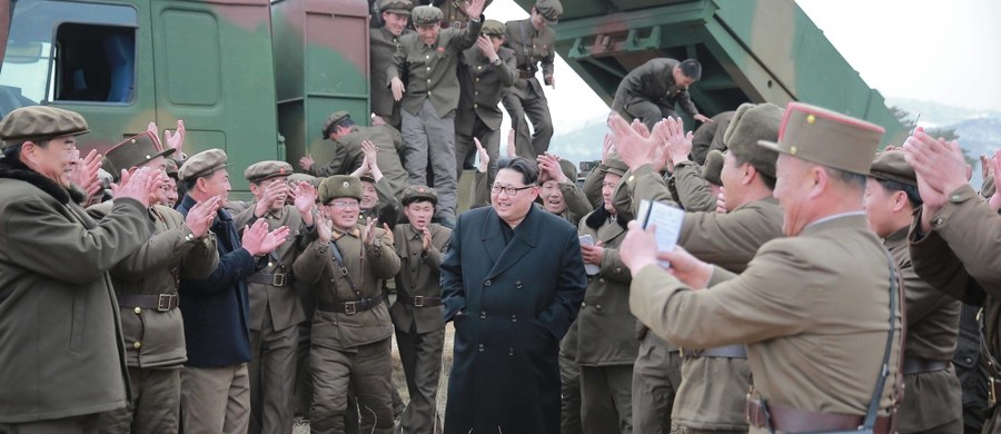 ​Korea Północna wystrzeliła kolejny pocisk balistyczny krótkiego zasięgu ze swojego poligonu na wschodnim wybrzeżu, w kierunku Morza Japońskiego. Pocisk przeleciał 800 km i wpadł do wody - podała w czwartek wieczorem południowokoreańska agencja Yonhap.
