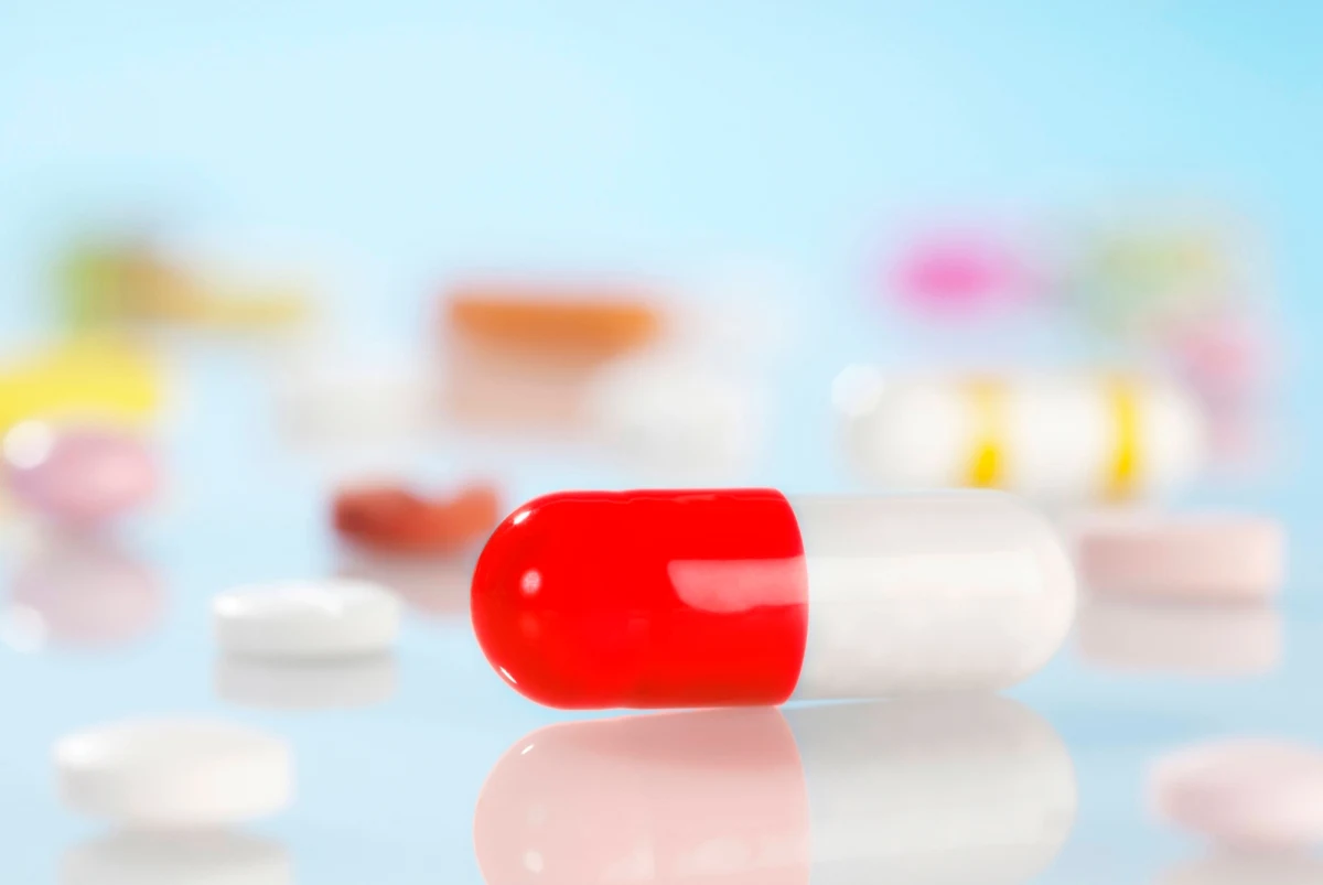 Zwykła tabletka spędza w żołądku zaledwie kilkanaście minut. To zbyt krótko, żeby leczyć. Naukowcy z Uniwersytetu Medycznego we Wrocławiu opracowali nowy rodzaj pigułki, która dłużej unosi się na powierzchni płynu żołądkowego – pisze "Dziennik Gazeta Prawna".