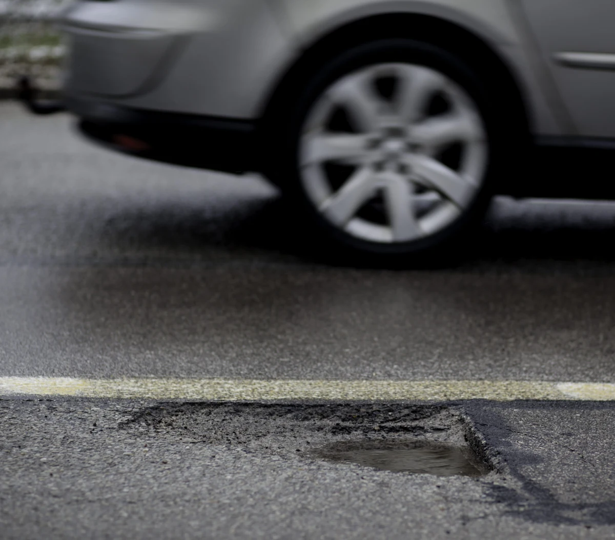 Około 50 strażników miejskich pilnuje codziennie w Rzymie dziur ulicznych, które są przyczyną wielu wypadków. Funkcjonariusze kierują ruchem na trudno przejezdnych drogach, a czasem niczym żywe tarcze stają w dziurze czuwając, by nikt w nią nie wjechał.