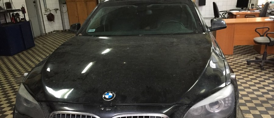 Szef MSWiA powołał specjalny zespół kontrolny, który ma zweryfikować doniesienia medialne o zaniedbaniach BOR dotyczących obsługi floty aut, którymi podróżuje prezydent Andrzej Duda. "Rzeczpospolita" napisała, że w nowe informacje o wypadku na A4 z udziałem prezydenckiego samochodu wskazują, że "w BOR świadomie narażano prezydenta na niebezpieczeństwo", a w dniu zdarzenia "popełniano też błąd za błędem". Według "RZ" "w limuzynie Andrzeja Dudy założono oponę wycofaną z użycia; nowych w magazynie nie było". "Po doniesieniach prasowych uznaliśmy, że to wymaga sprawdzenia ze strony ministra spraw wewnętrznych i administracji, stąd zespół kontrolny MSWiA, który sprawdzi tę sprawę i zweryfikuje to, co podaje prasa" - powiedział wiceminister Jarosław Zieliński.