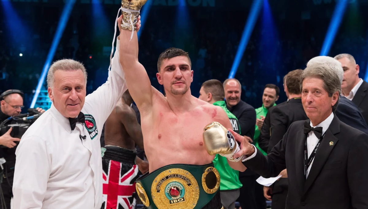 Marco Huck (39-3-1, 27 KO) w dobrym stylu wrócił po porażce z rąk Krzysztofa Głowackiego (25-0, 16 KO). Niemiec pokonał przed czasem Olę Afolabiego (22-5-4, 11 KO) odesłał go na sportową emeryturę. Teraz celem Hucka jest odzyskanie tytułu mistrza świata federacji WBO kategorii cruiser, jaki dzierżył przez niemal sześć lat.