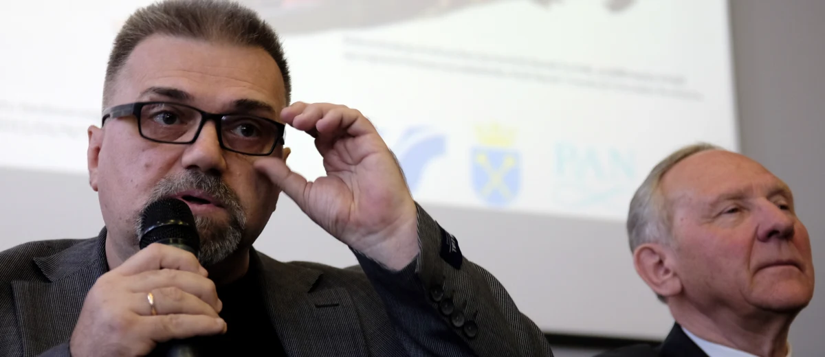 Zespół polskich naukowców odkrył, zbadał i opisał skamieniałe naczynia krwionośne z zachowanymi chemicznymi śladami białek w kościach gadów triasowych, mających prawie ćwierć miliarda lat. Wykorzystane do badań szczątki znaleziono na Śląsku i Opolszczyźnie. To otwarcie nowych drzwi w nauce - mówią autorzy.