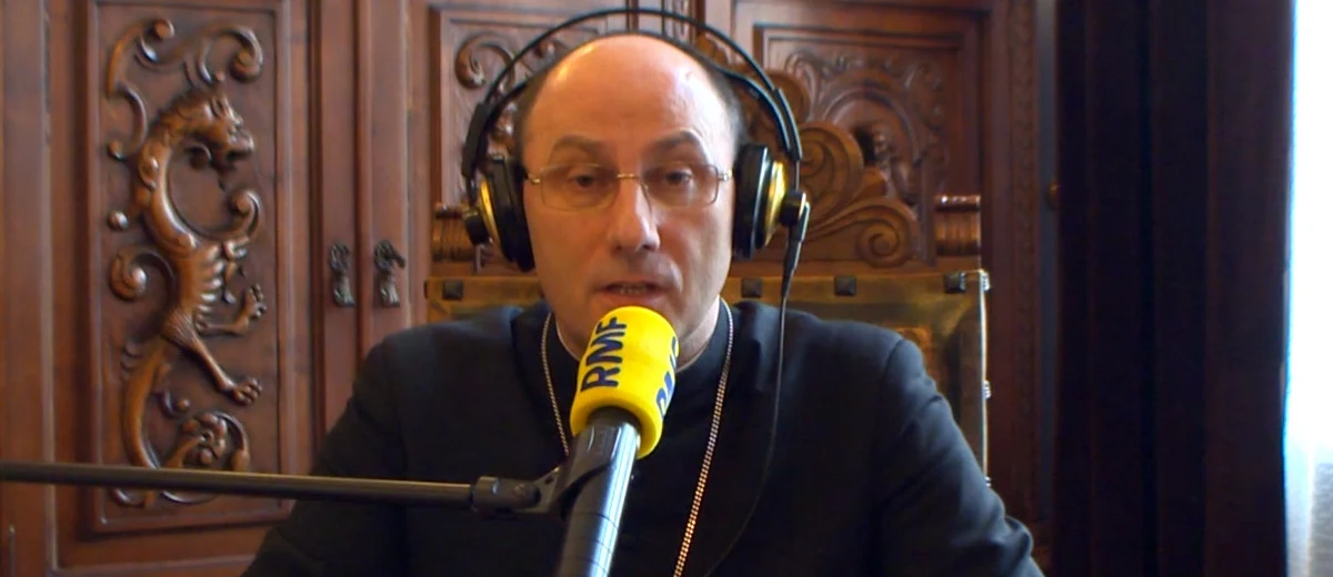 „Nie chodzi o wymianę ludzi. Nie chodzi tylko o to, żeby odeszli jedni, a przyszli inny, ale chodzi o nowego człowieka. O człowieka, który będzie inny, który będzie nowy, wewnętrznie wolny, odnowiony, bo jak ten człowiek będzie nowy, to inni się przy nim zmienią” – mówi Gość Krzysztofa Ziemca w RMF FM, Prymas Polski abp Wojciech Polak, pytany o przedświąteczne nawrócenie polityków. „To jest raczej klucz do tego, by także te święta mogły być dla nas źródłem pojednania, przebaczenia, miłości, która jest nakierowana na dobro wspólne. Która nie patrzy tylko oczyma własnego interesu, nie patrzy tylko oczyma interesu własnej frakcji, czy partii, tylko jest nakierowana na dobro wspólne” – dodaje arcybiskup. Pytany o to, czy Kościół nie robi zbyt mało w kwestii narodowego pojednania, odpowiada: „Kościół stara się wzywać do przebaczenia i pojednania”. Jego zdaniem sakrament Chrztu Świętego „powinien nas prowadzić do przekraczania tych różnic, bronić przed tym, że mówimy: ochrzczony, ale z innej partii, ochrzczony, ale z innego narodu”. „Jeżeli nie pękną te uprzedzenia, mury, które narosły także w naszych sercach, to myślę, że żadne zewnętrzne gesty pojednania, przybliżania ludzi jednych do drugich, nie będą miały trwałej wartości” – uważa Prymas Polski. 