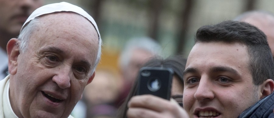 Papież zadebiutował na popularnym fotograficznym serwisie społecznościowym - Instagramie. Dziś przypada trzecia rocznica inauguracji pontyfikatu Franciszka. 