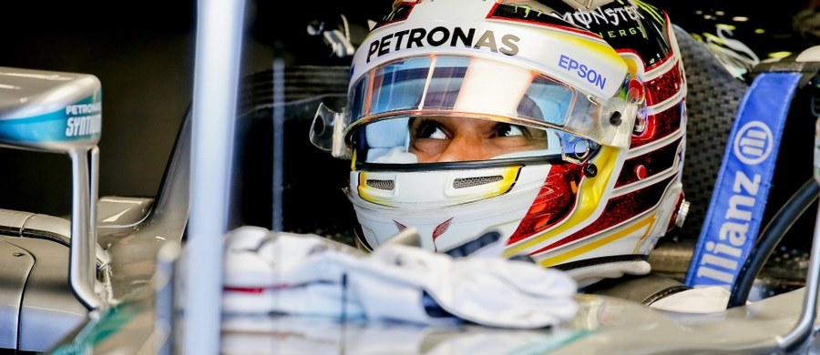 Za nami pierwsze w tym roku kwalifikacje Formuły 1. Niespodzianki nie było. Najszybszy na torze w Melbourne okazał się Lewis Hamilton. Brytyjczyk wywalczył swoje 50. pole position w karierze. W pierwszej linii na starcie Grand Prix Australii stanie też drugi bolid Mercedesa z Nico Rosbergiem za kierownicą. 