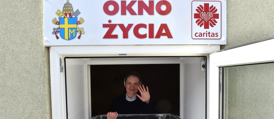 20 dzieci uratowano w ciągu dziesięciu lat działania w Krakowie „Okna życia”. Było to pierwsze takie miejsce w Polsce. "Przyświecała nam myśl, że choćby jedno uratowane życie, to już warto to okno otworzyć" – mówił w dziesiątą rocznicę dyrektor Caritas Archidiecezji Krakowskiej ks. Bogdan Kordula.