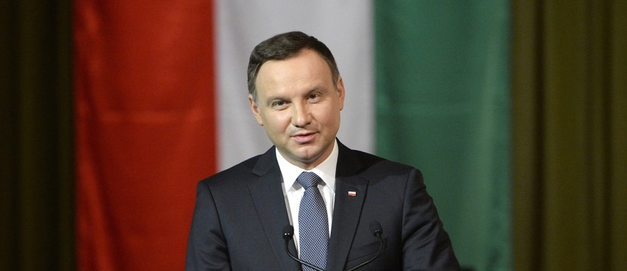 Polsko-węgierska przyjaźń i wsparcie są zawsze zasługą ludzi. Uczciwe państwo i naród nigdy o przejawach braterstwa nie zapomina – powiedział prezydent Andrzej Duda w Budapeszcie podczas uroczystości wręczania odznaczeń zasłużonym obywatelom Węgier. 