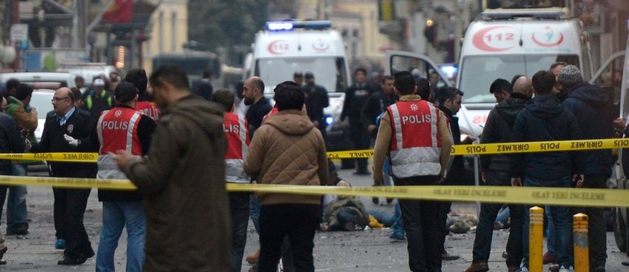 Liczba ofiar zamachu w Stambule wzrosła do pięciu; 35 osób jest rannych - poinformowały lokalne władze. Polski resort spraw zagranicznych podał, że według urzędu gubernatora prowincji Stambuł wśród ofiar i rannych nie ma polskich obywateli.