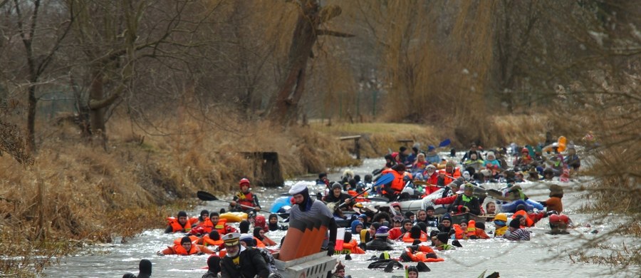 Ponad 300 nurków z całego kraju wzięło udział w spływie Łyną, który inauguruje tegoroczny cykl imprez sportowych akcji "Olsztyn Aktywnie". Woda w rzece miała niespełna 4 stopnie, a większość trasy nurkowie pokonywali w śnieżycy.