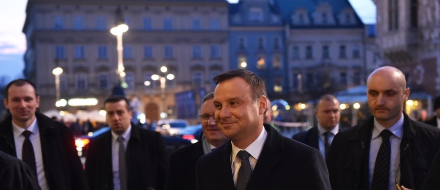 Niespełna dwie godziny trwało spotkanie prezydenta Andrzeja Dudy z delegacją amerykańskich senatorów. Nieformalne rozmowy były prowadzone w Krakowie w jednym z hoteli w centrum miasta. Po spotkaniu Andrzej Duda nie chciał rozmawiać z dziennikarzami. 