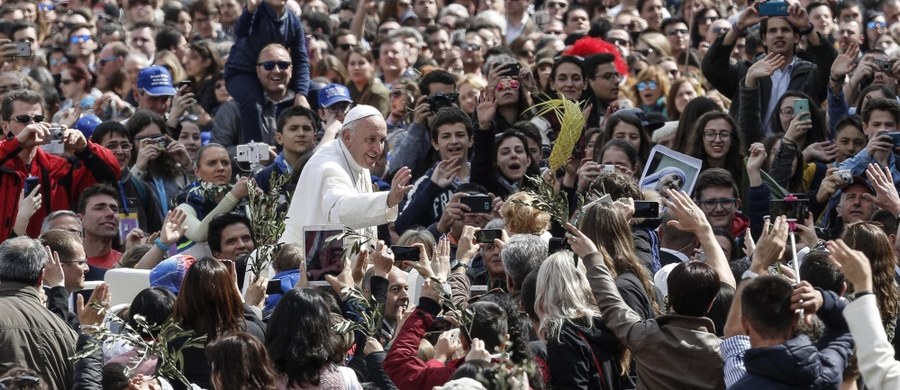 "Tak, jak nikt nie chciał wziąć na siebie odpowiedzialności za upokarzanego i skazanego Jezusa, tak obecnie nikt nie chce brać na siebie ciężaru odpowiedzialności za los uchodźców" - powiedział papież Franciszek podczas mszy w Niedzielę Palmową w Watykanie. Uroczystości rozpoczęła procesja z udziałem papieża, kardynałów i biskupów z gałązkami oliwnymi i palmami na pamiątkę wjazdu Jezusa do Jerozolimy. Papież niósł pastorał z drewna drzewka oliwnego.
