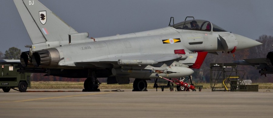 Błąd w systemie wypłacania pensji kosztował brytyjską armię 15 doświadczonych pilotów. Brytyjskie media ujawniają dokumenty, z których wynika, jak księgowi nieświadomie wpływali na kondycję armii podczas wojny w Afganistanie. 